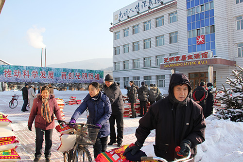 光明家具集團為職工發(fā)大米