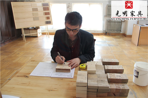 “光明家具”實(shí)驗(yàn)員工作實(shí)況