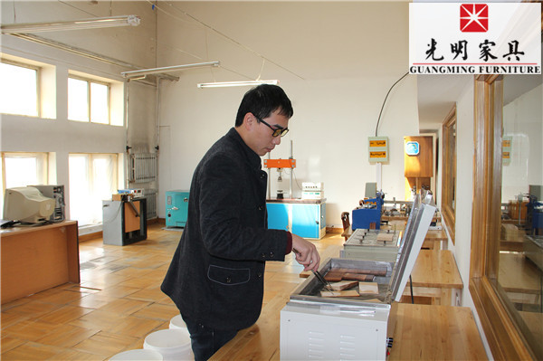 “光明家具”實(shí)驗(yàn)員工作實(shí)況