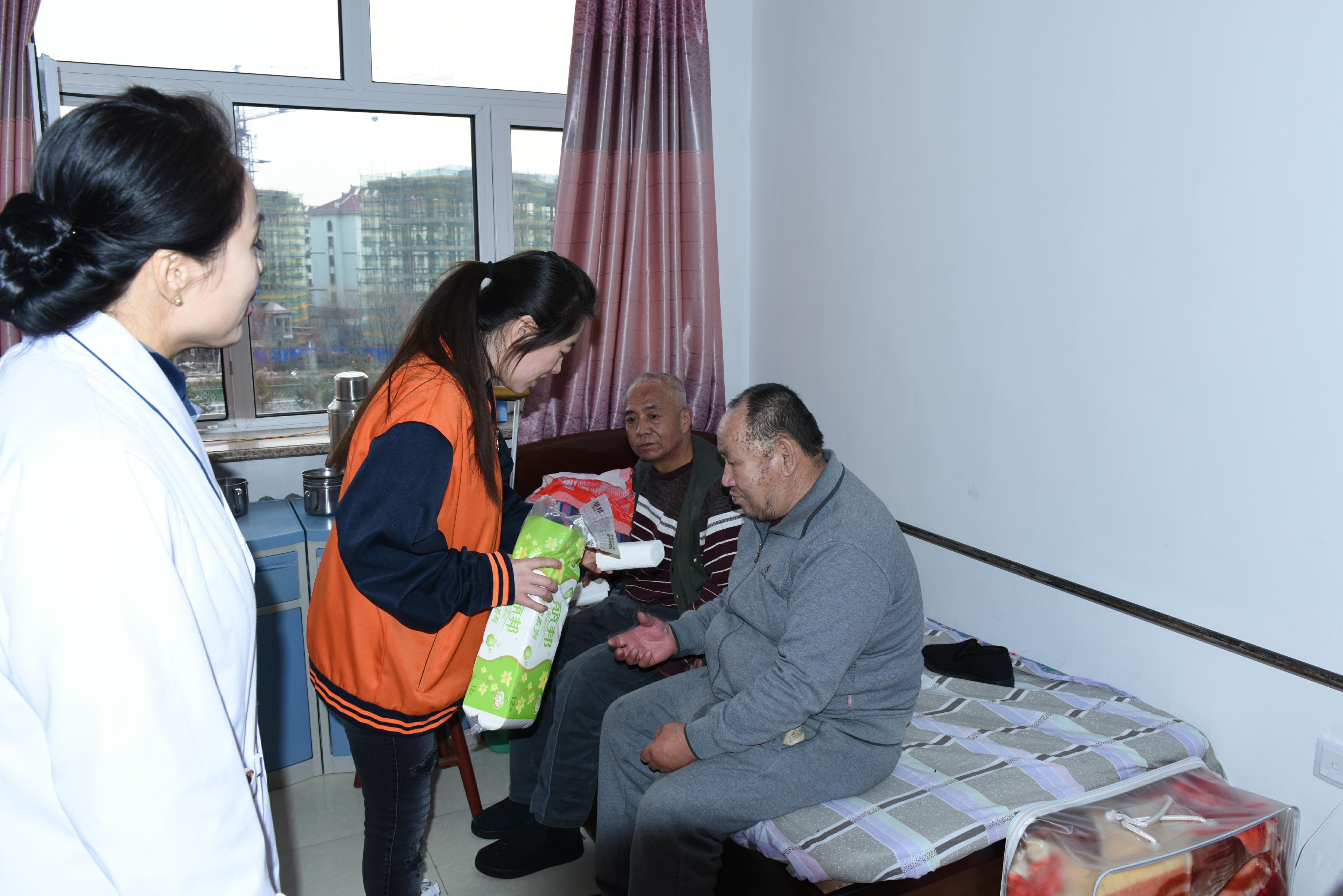九九重陽，愛在金秋，光明集團(tuán)電商敬老獻(xiàn)愛心