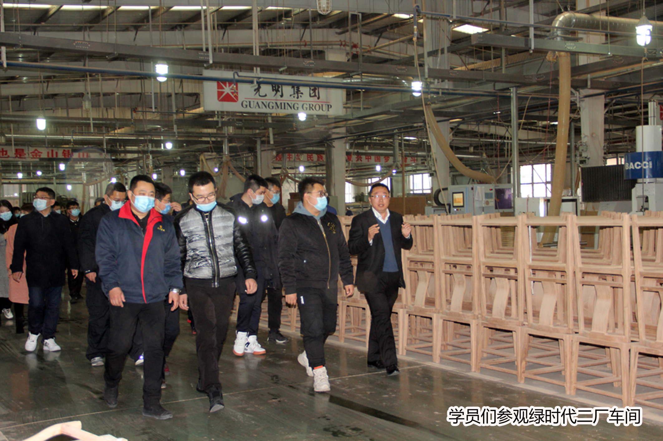 學(xué)員們參觀二車車間2.jpg