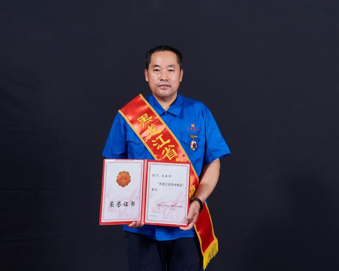 光明集團全員學(xué)習勞模精神：勞模姜曉明愛崗敬業(yè)的28年