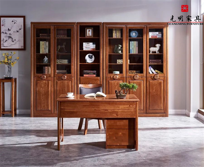 買實木書桌有優(yōu)點(diǎn)，用時也要注意養(yǎng)護(hù)